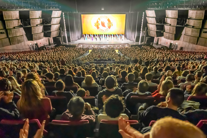 图8:二零二四年二月二十七日至三月二日,美国神韵艺术团在巴黎进行了本演季在当地的第一轮、五天七场演出,场场大爆满。图为三月二日下午场演出结束时,观众向神韵艺术家报以热烈的掌声致意。(大纪元)