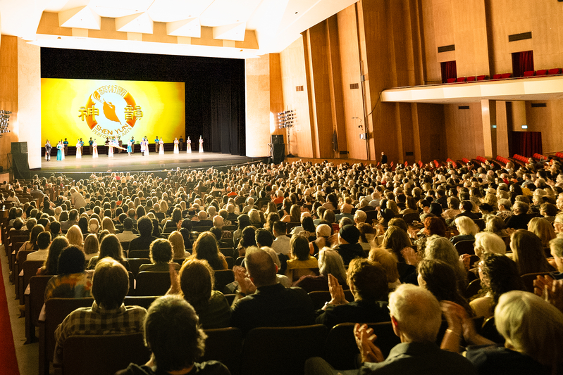 图4:二零二四年三月十四日至十七日,神韵巡回艺术团在美国俄勒冈波特兰凯勒剧院上演了五场演出。图为三月十六日下午场演出的谢幕照。(大纪元)