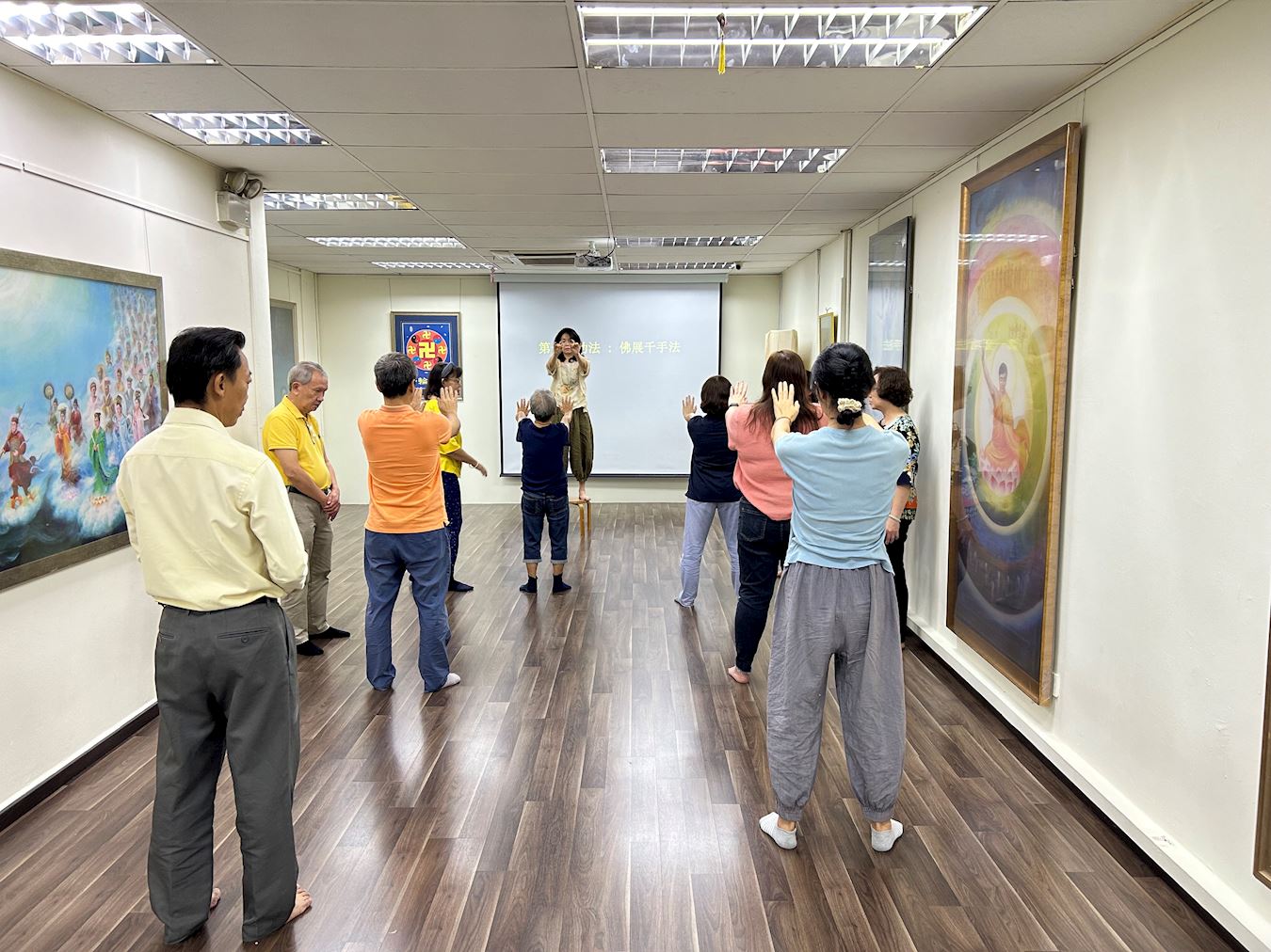 '图2:参加九天班的学员正在学炼法轮功第一套功法—佛展千手法。'