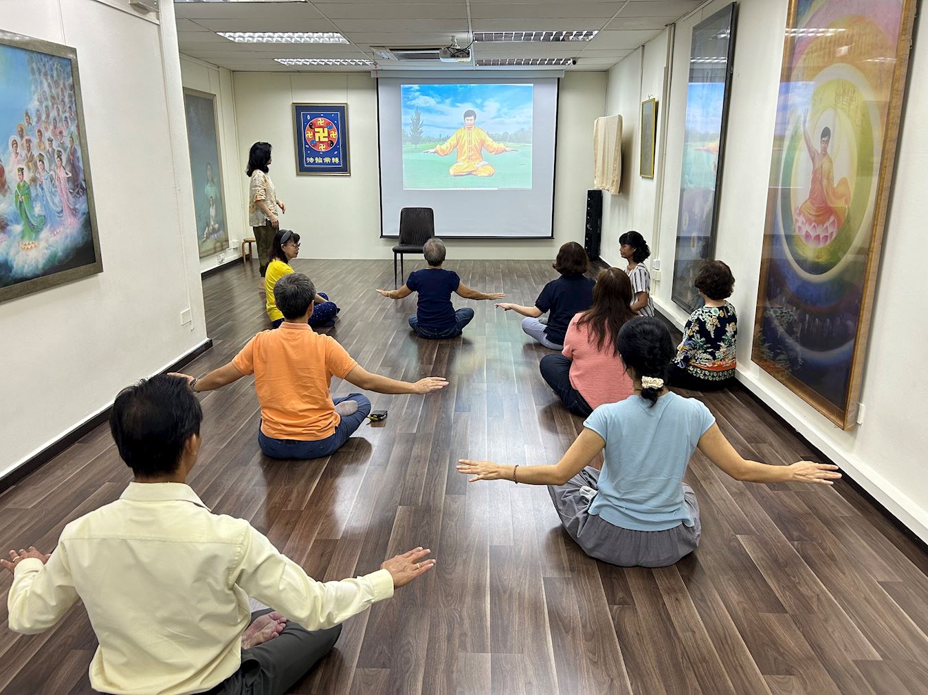 '图4:参加九天班的学员正在学炼法轮功第五套功法—神通加持法。'