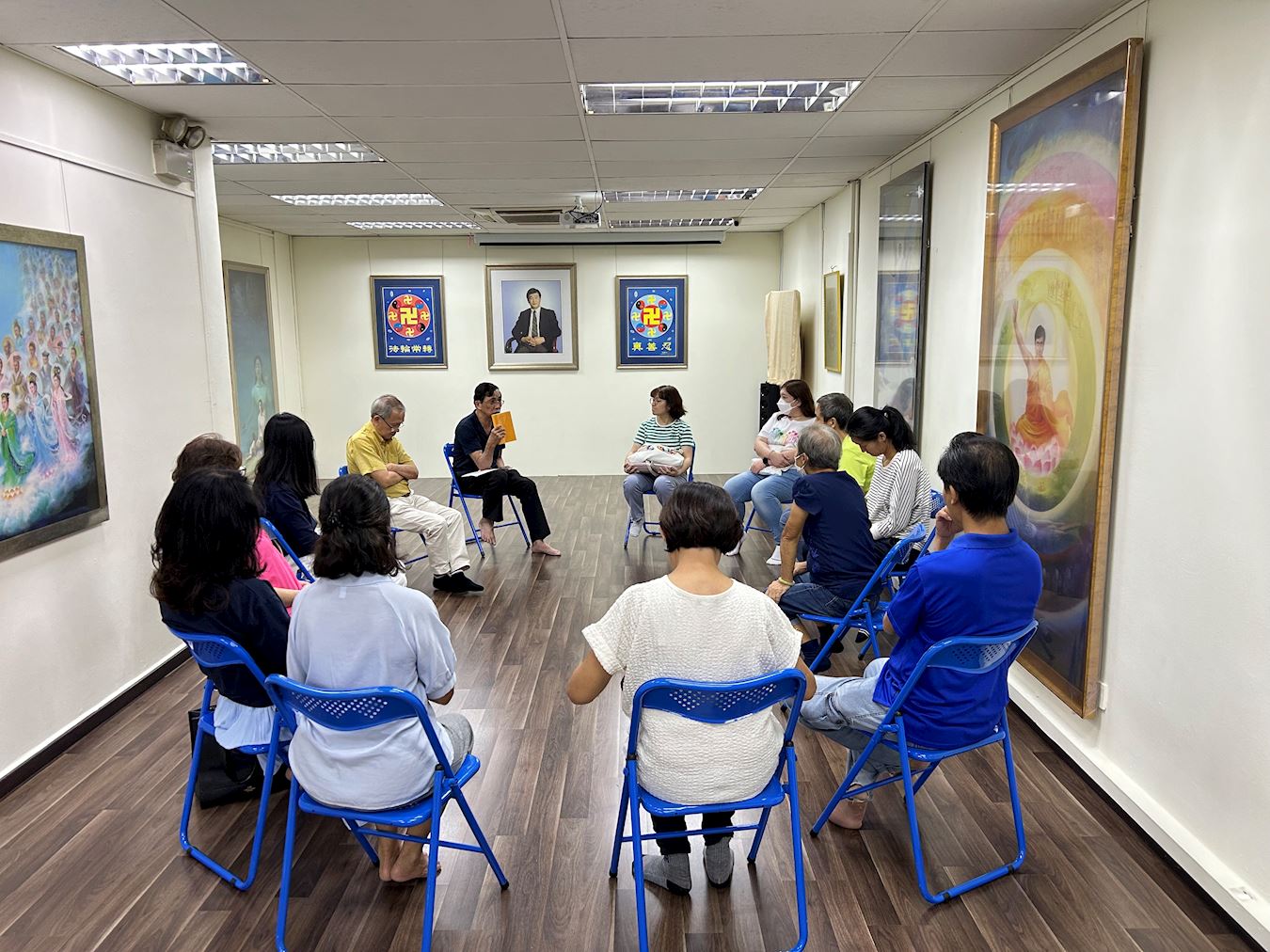 '图5:九天班的最后一天,新学员们坐在一起交流了自己的收获和体会。'