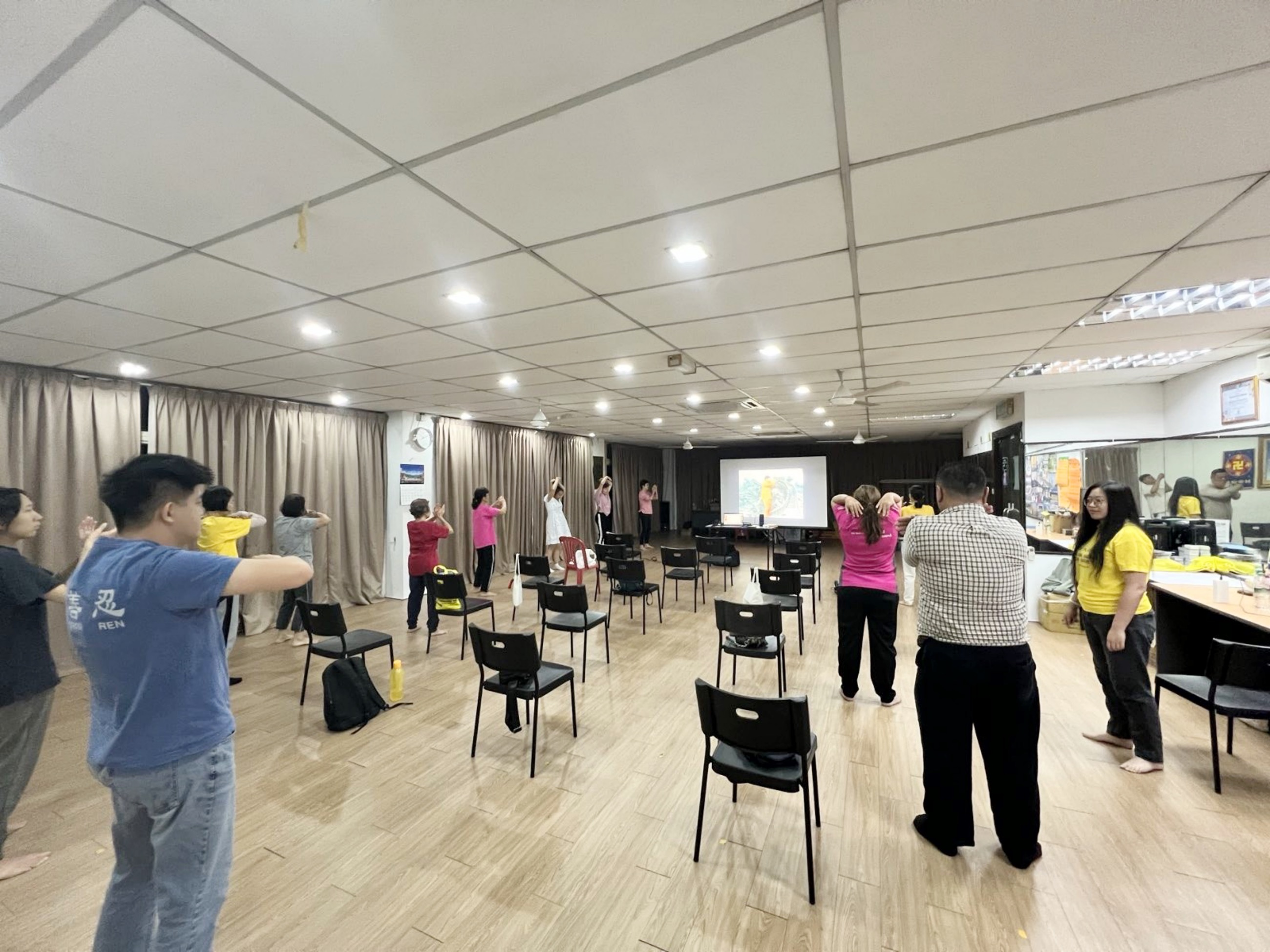 图2: 新学员在现场学炼法轮功。