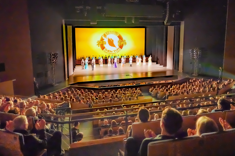 图9:二零二四年三月十九日晚,神韵世界艺术团在波兰格丁尼亚达努塔巴德斯科瓦音乐剧院(Danuta Baduszkowa Musical Theater)的演出爆满 (大纪元)
