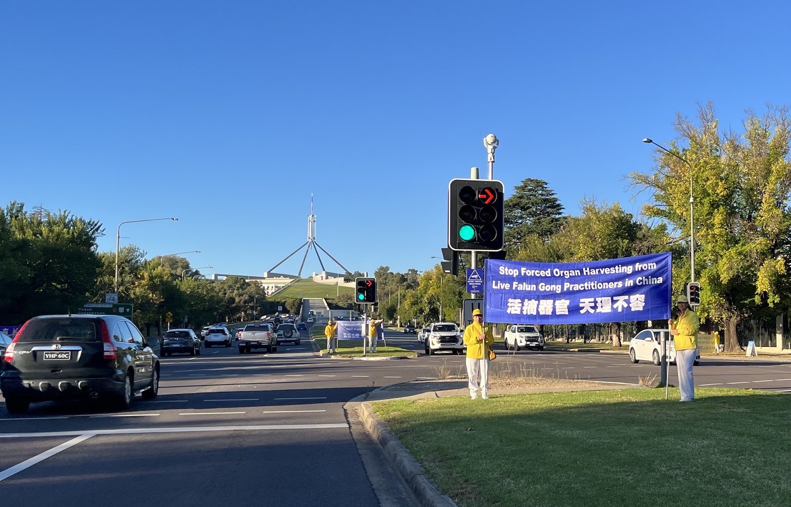 图2~5:二零二四年三月二十五日至二十八日,来自澳洲主要州府城市的部份法轮功学员在堪培拉市中心主要街道展示真相横幅。