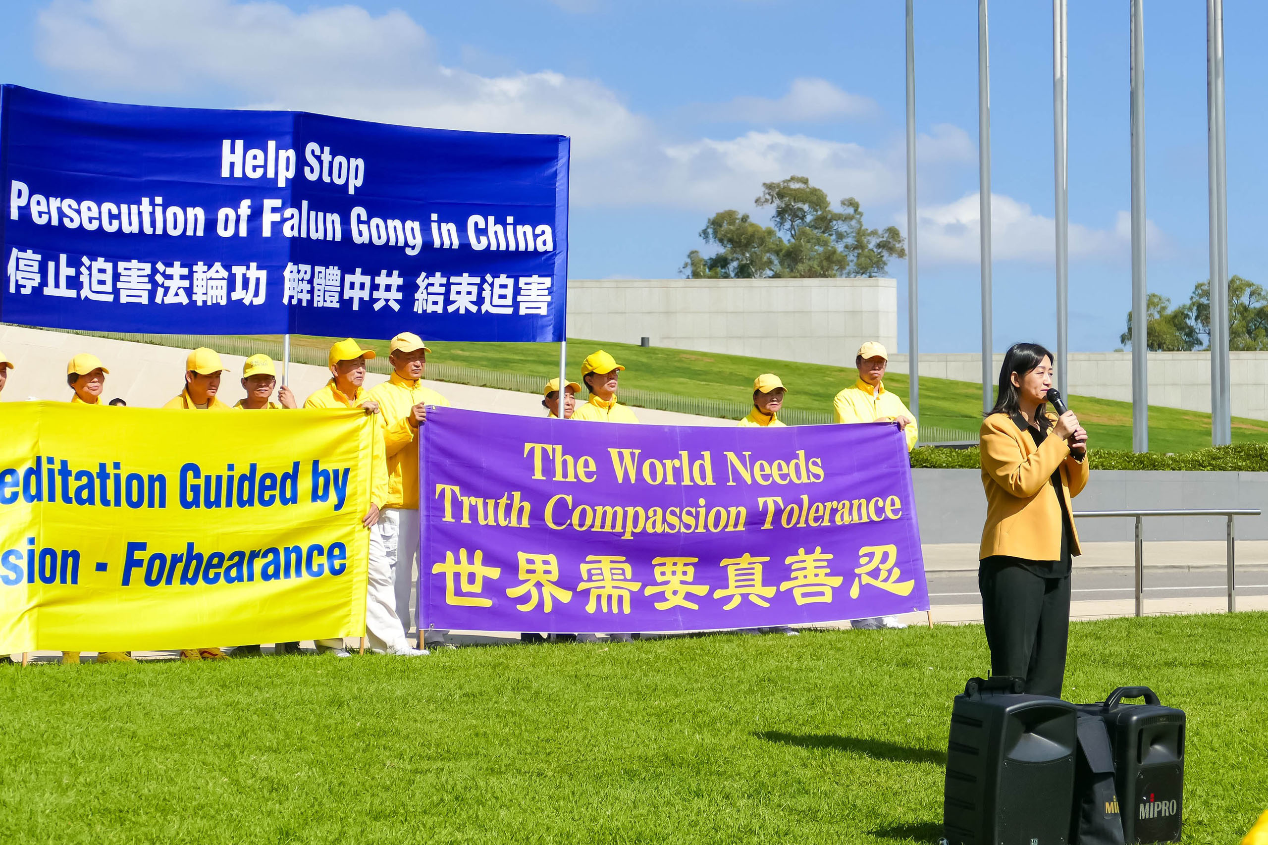 图8:二零二四年三月二十七日,澳洲法轮大法佛学会会长赵博士(Dr Lucy Zhao)在集会上发言。