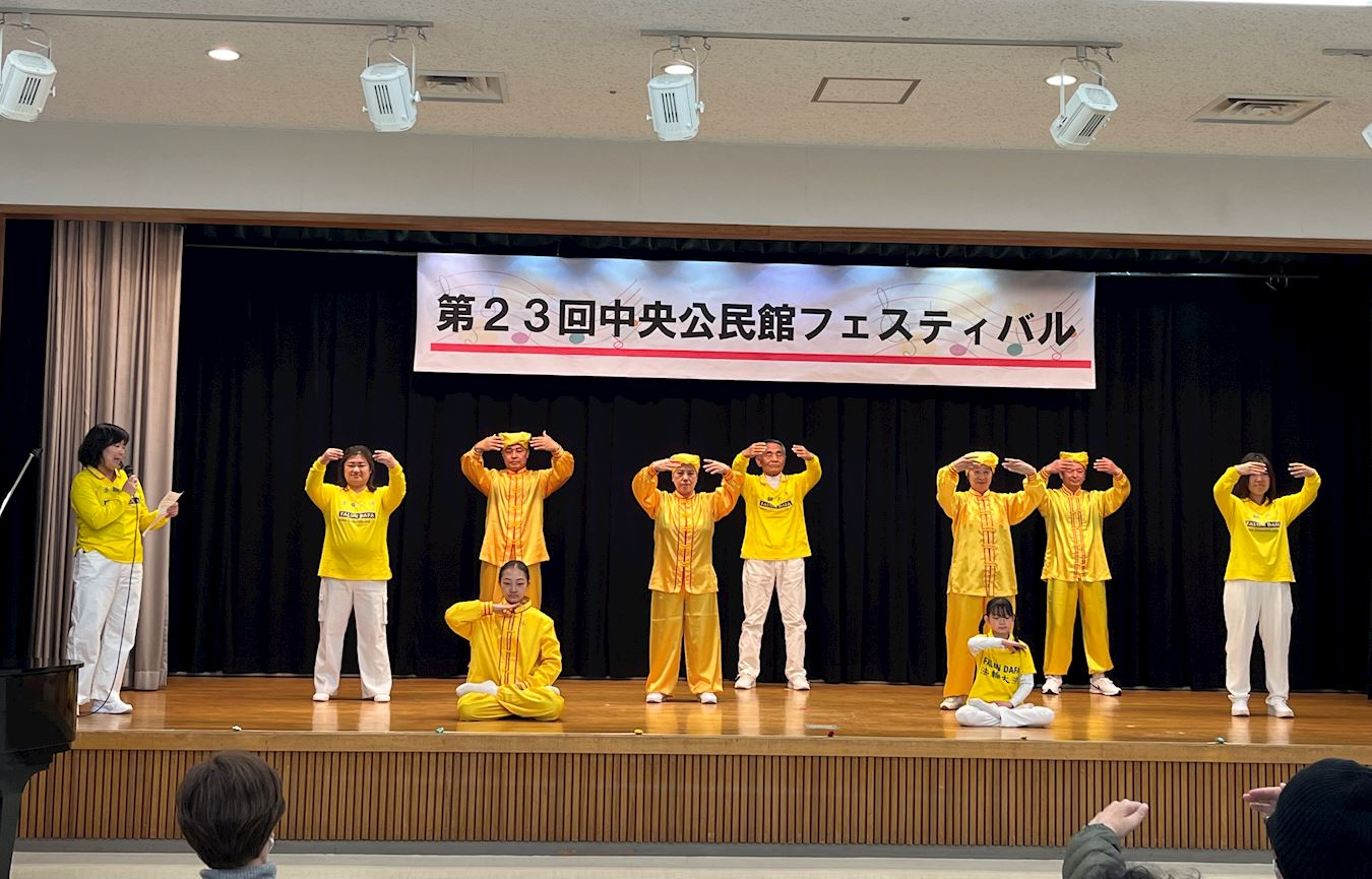 '图1:学员展示法轮功的五套功法,受到民众欢迎。'