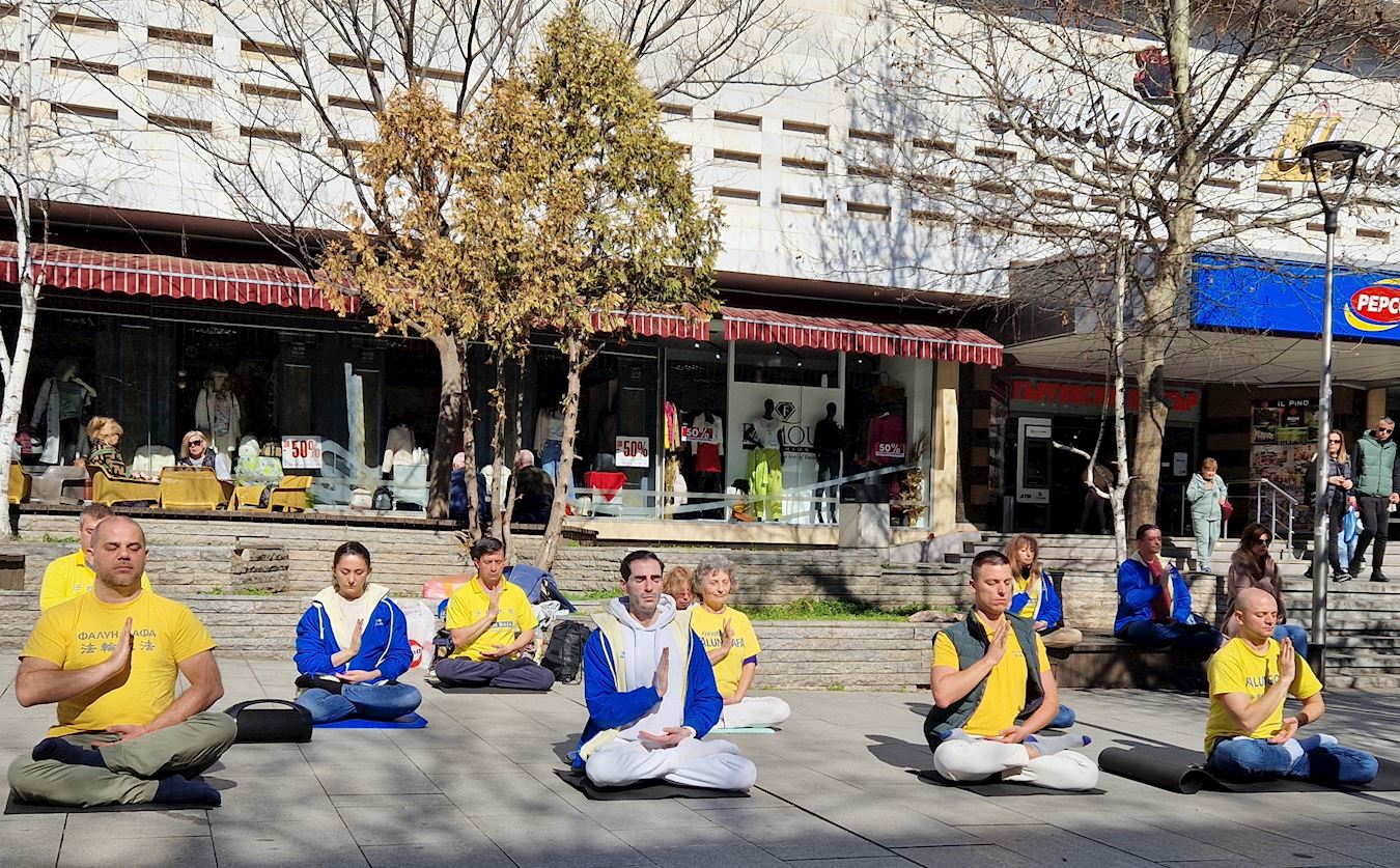 '图1~2:二月二十四日,法轮功学员在位于旧扎戈拉主要步行街的中央百货商店前集体炼功'