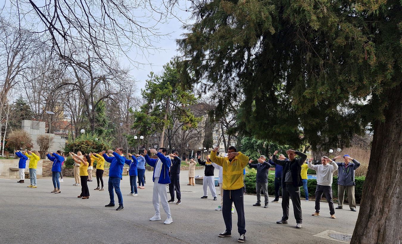'图3:学员们在旧扎戈拉的城市花园炼功。'