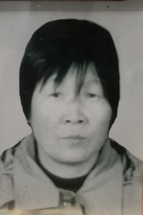万铭芬遗照