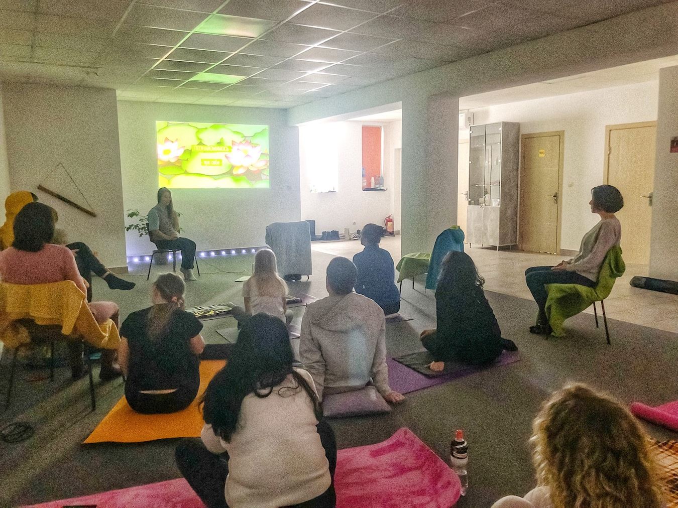 '图1:二零二四年二月十七,在乌日哥罗德举办的介绍班的第一天,法轮功学员介绍法轮大法。'