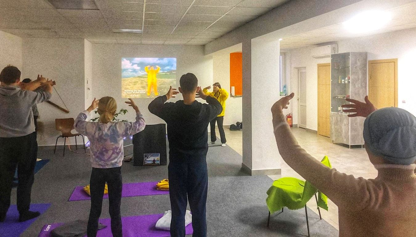 '图4:在乌日哥罗德举办的介绍班的第二天,初学者学炼第二套功法“法轮桩法”。'