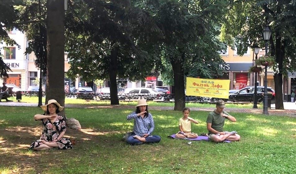 '图6:二零二三年夏天,学员们在乌日哥罗德的公园举办炼功弘法活动。'