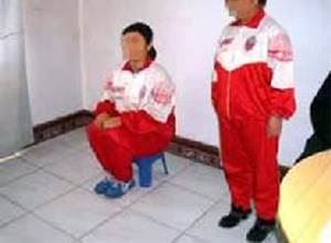 '酷刑演示:罚坐小板凳'