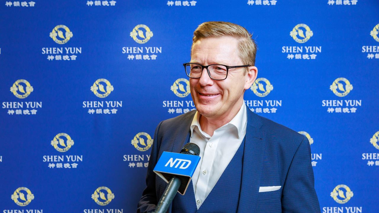 '图11:二零二四年二月二十九日下午,德国黑森州议会议员德克·班伯格(Dirk Bamberger)观赏了美国神韵环球艺术团在德国法兰克福世纪大厅(Jahrhunderthalle Frankfurt)的第二场演出。(新唐人电视台)'