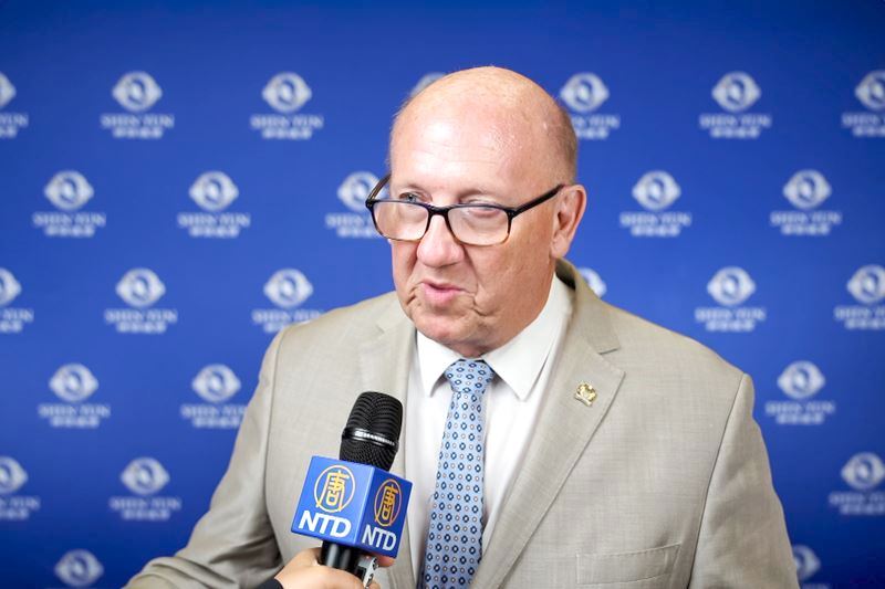 '图13:二零二四年二月二十六日,在澳洲布里斯本昆士兰表演艺术中心音乐厅(Concert Hall,QPAC),布里斯本市议员查尔斯·斯特伦克(Charles Strunk)观看了神韵纽约艺术团在当地的首场演出。(新唐人电视台)'