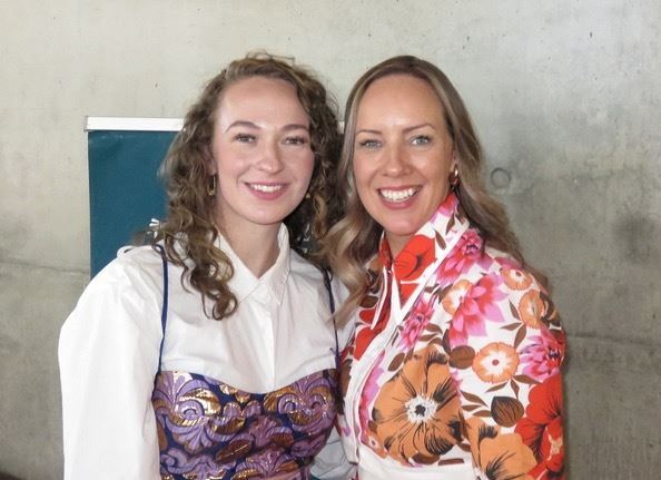 '图14:维州议员蕾妮·希思(Renee Heath)(右)和妹妹安妮塔·希思(Anita Heath)一起观看了神韵纽约艺术团在澳洲本迪戈乌伦布拉剧院(Ulumbarra Theatre)的第四场演出。(大纪元)'