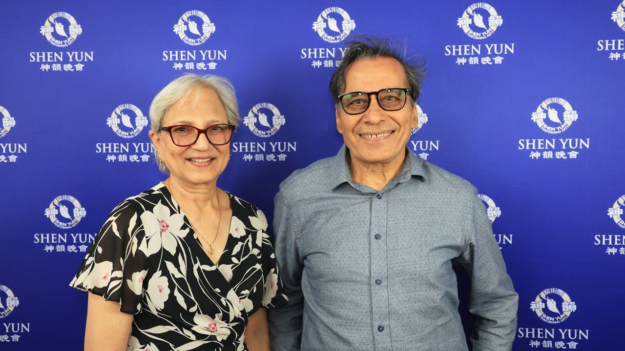 '图15:二零二四年三月三日,电台制作人、获奖电影人安妮塔·巴拉尔 (Anita Barar,左)观赏了神韵纽约艺术团在澳洲维州乌伦布拉剧院(Ulumbarra Theatre)的最后一场演出。(新唐人电视台)'