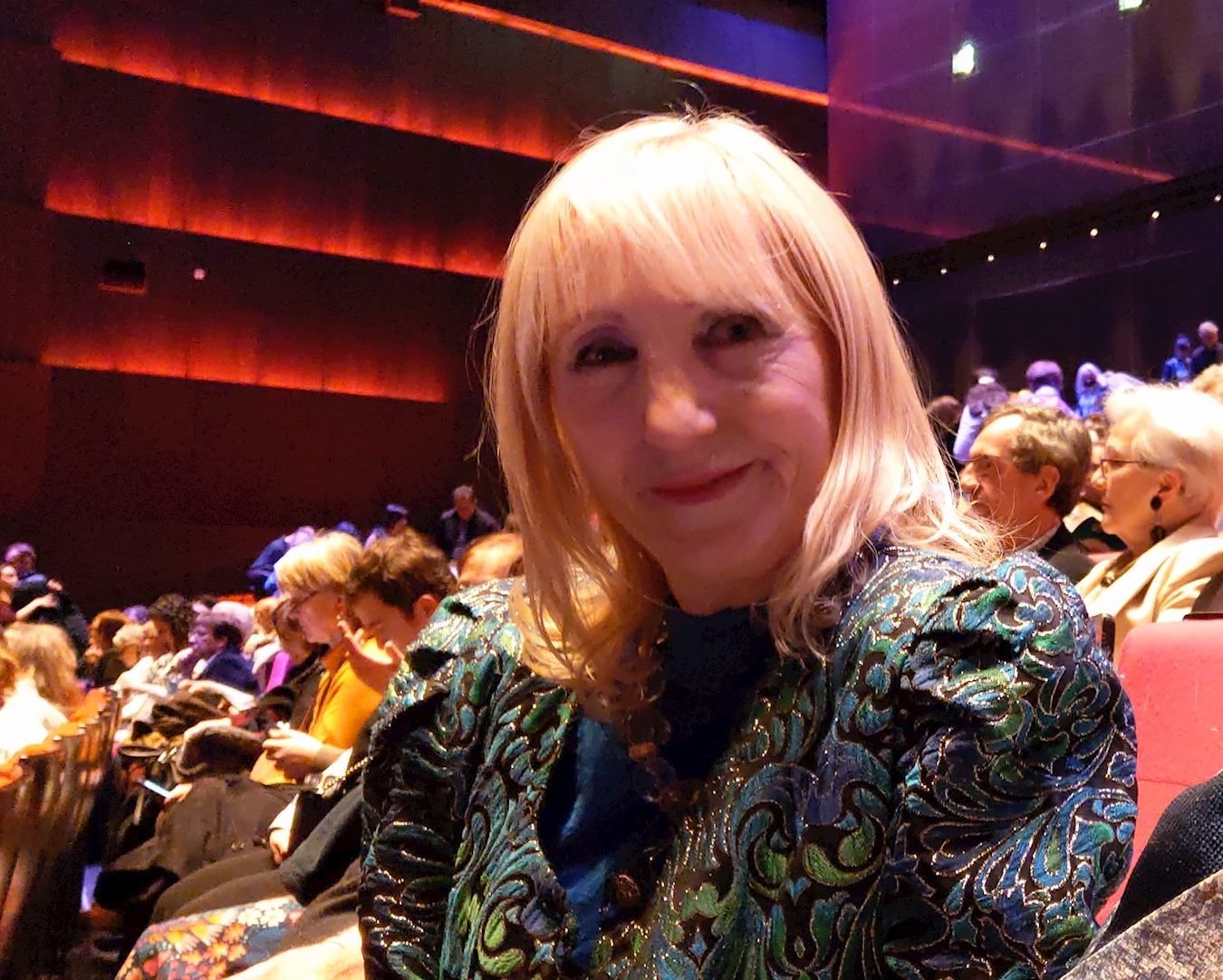 '图19:二月二十九日,作家及哲学及文学老师的吉纳维夫·拉维纳莱(Genevieve Ravinale)在法国巴黎观看了神韵演出。她说:“能观看这样的演出非常重要,太好了,美极了。”(明慧网)'