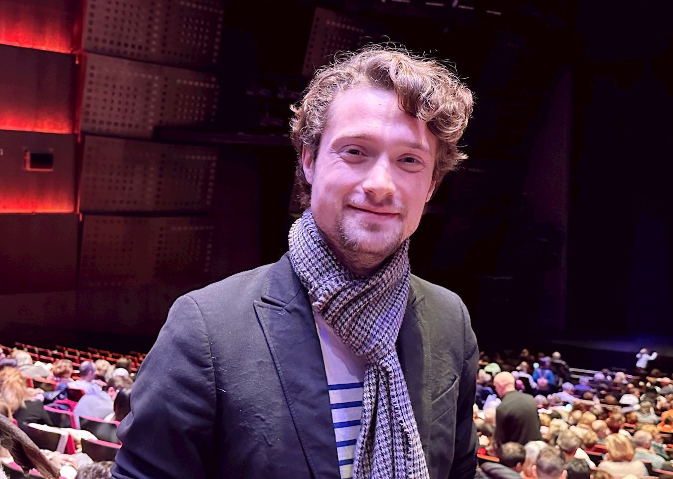 '图21:歌剧、戏剧演员亚历山大·布尔(Alexandre Blin)说:“神韵是独一无二的一流的演出。”“她让我意识到,我们必须回归爱。”(明慧网)'