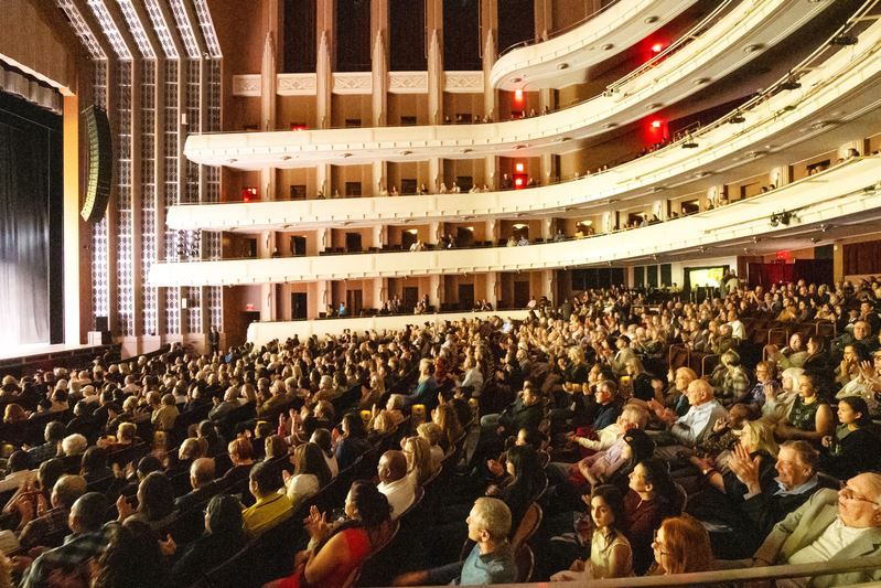 '图7:二零二四年二月二十九日,神韵北美艺术团莅临美国娱乐之都拉斯维加斯的史密斯表演艺术中心(The Smith Center for the Performing Arts),首场演出票房售罄。现场观众用热烈的掌声,表达观看神韵后的感动与喜悦。(大纪元)'