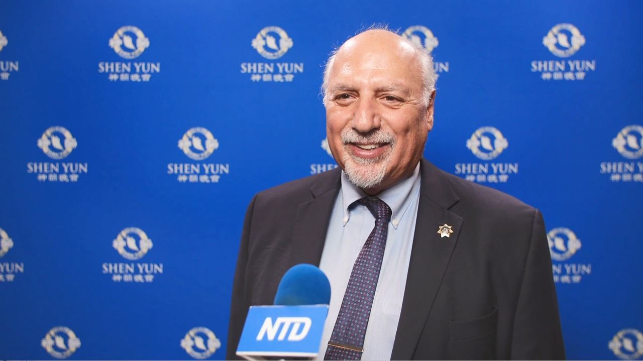 '图8:内华达州副州长安东尼惊叹神韵完美无瑕,让他见识到了中华文化的优美与华丽。(新唐人电视台)'