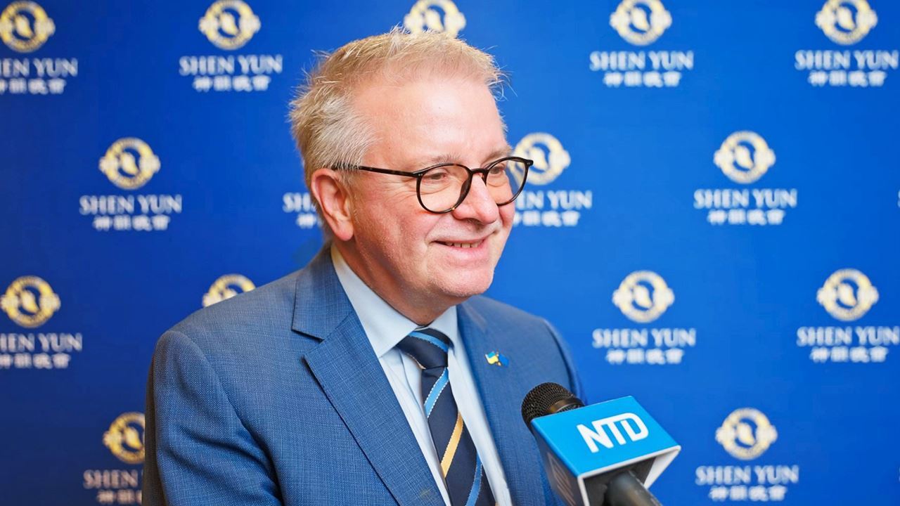 '图10:二零二四年三月二日下午,欧洲议会议员迈克尔·加勒(Michael Gahler)观赏了美国神韵环球艺术团在德国法兰克福的第四场演出。(新唐人电视台)'