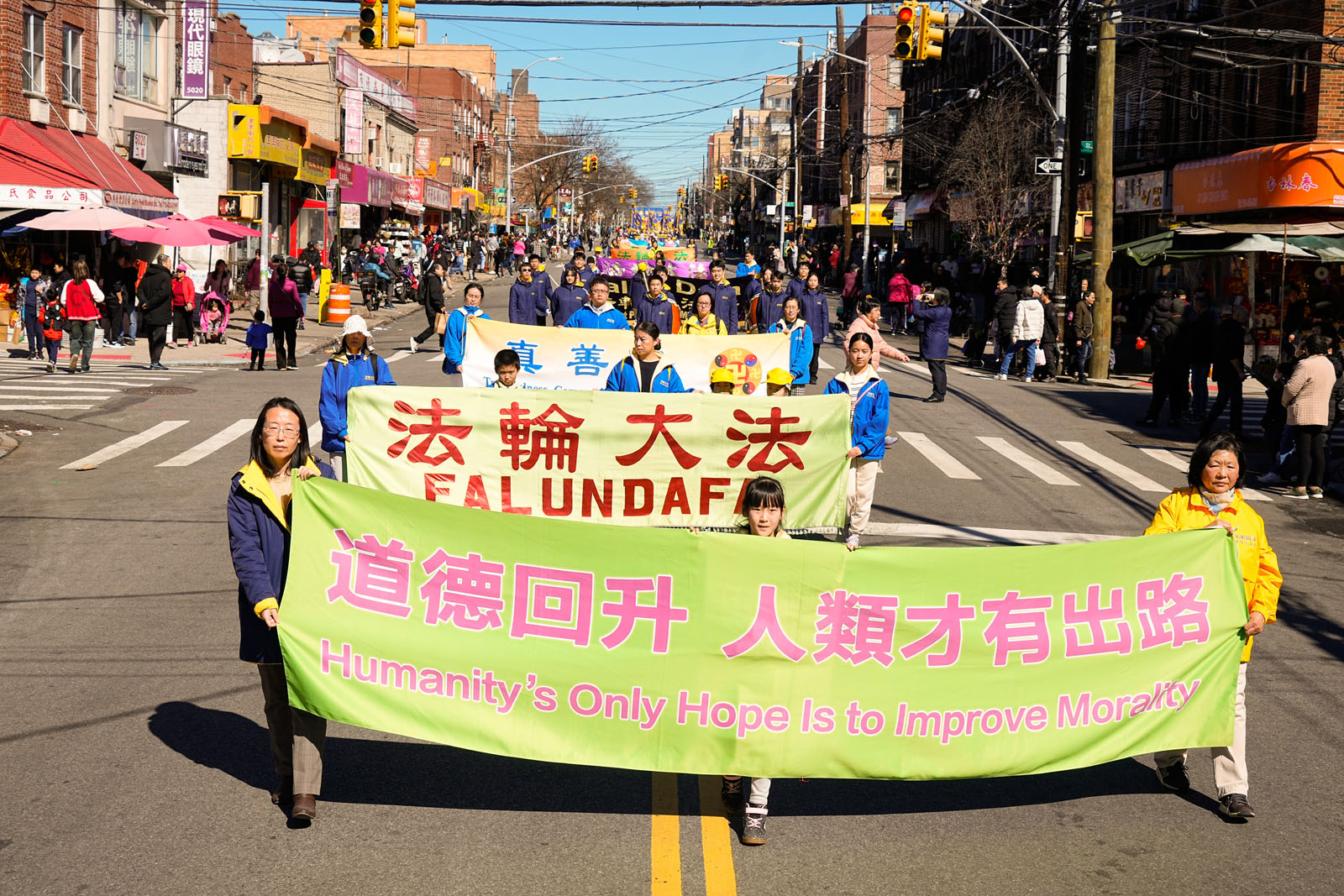 图1~9:二零二四年三月三日,纽约第三大华人社区——布鲁克林八大道上,近千名法轮功学员举行庆祝4.2亿中国人三退大游行。