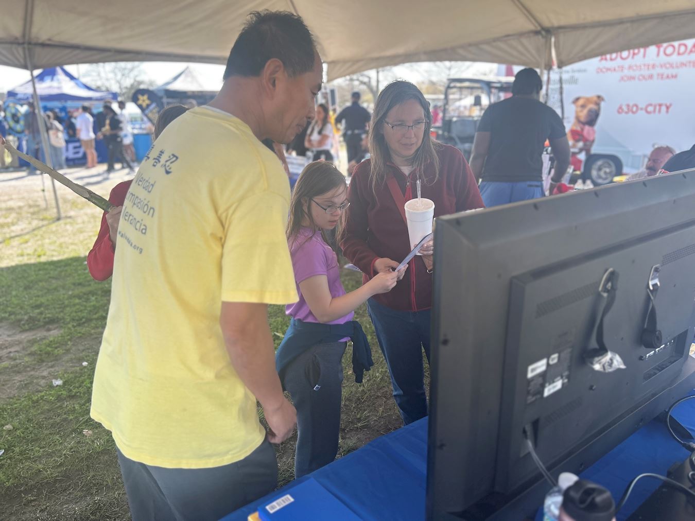 '图2:一位母亲携女儿们观看了介绍法轮大法的录像,了解到许多关于修炼的信息。'