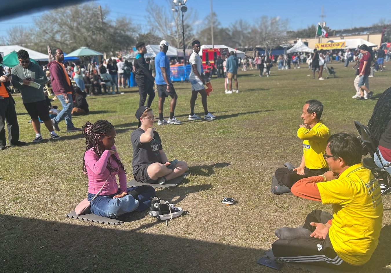 '图5:两位女孩正在体验修炼法轮大法带来的宁静'