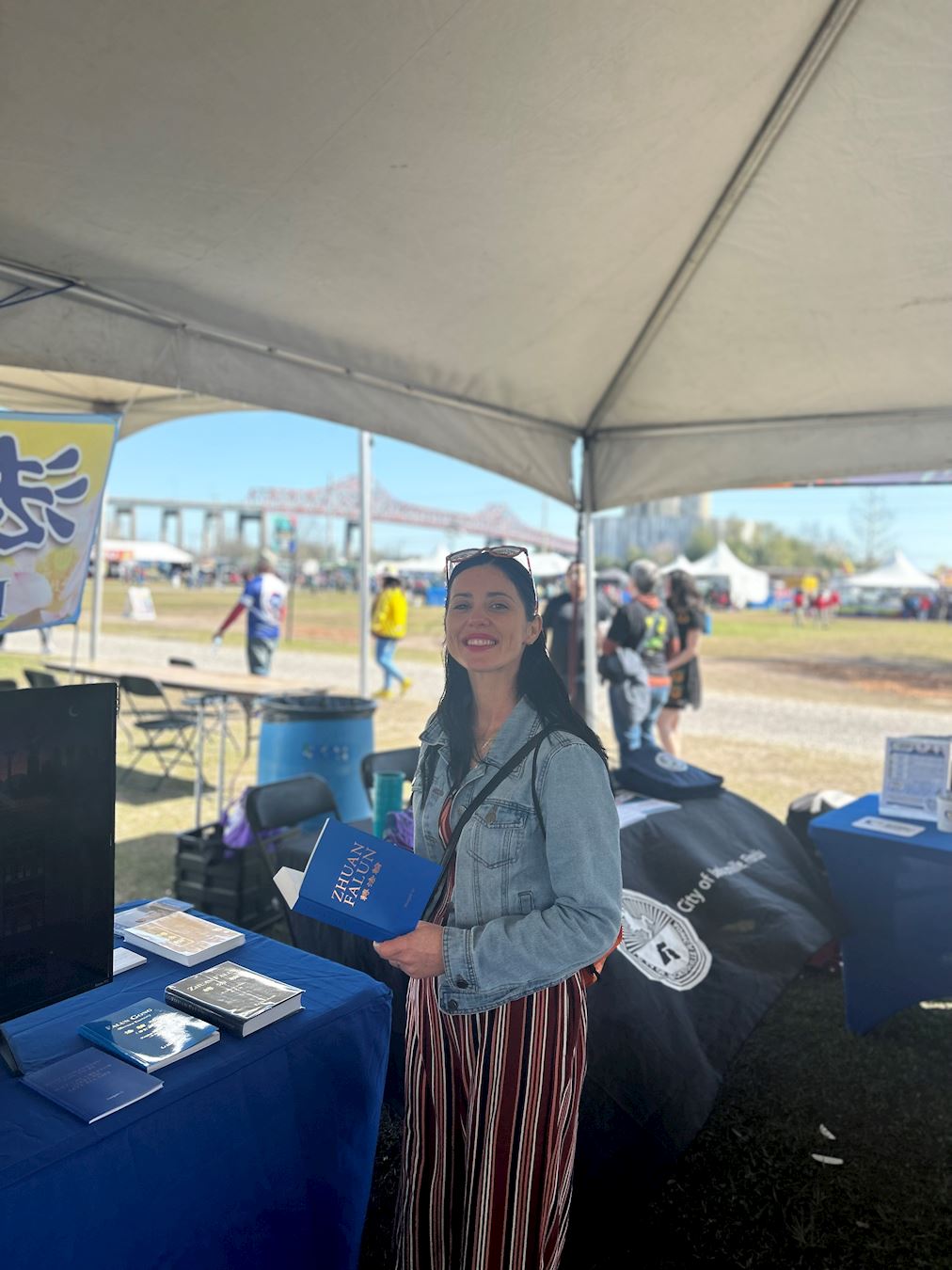 '图6:一位年轻的女士表示自己很想读《转法轮》。'