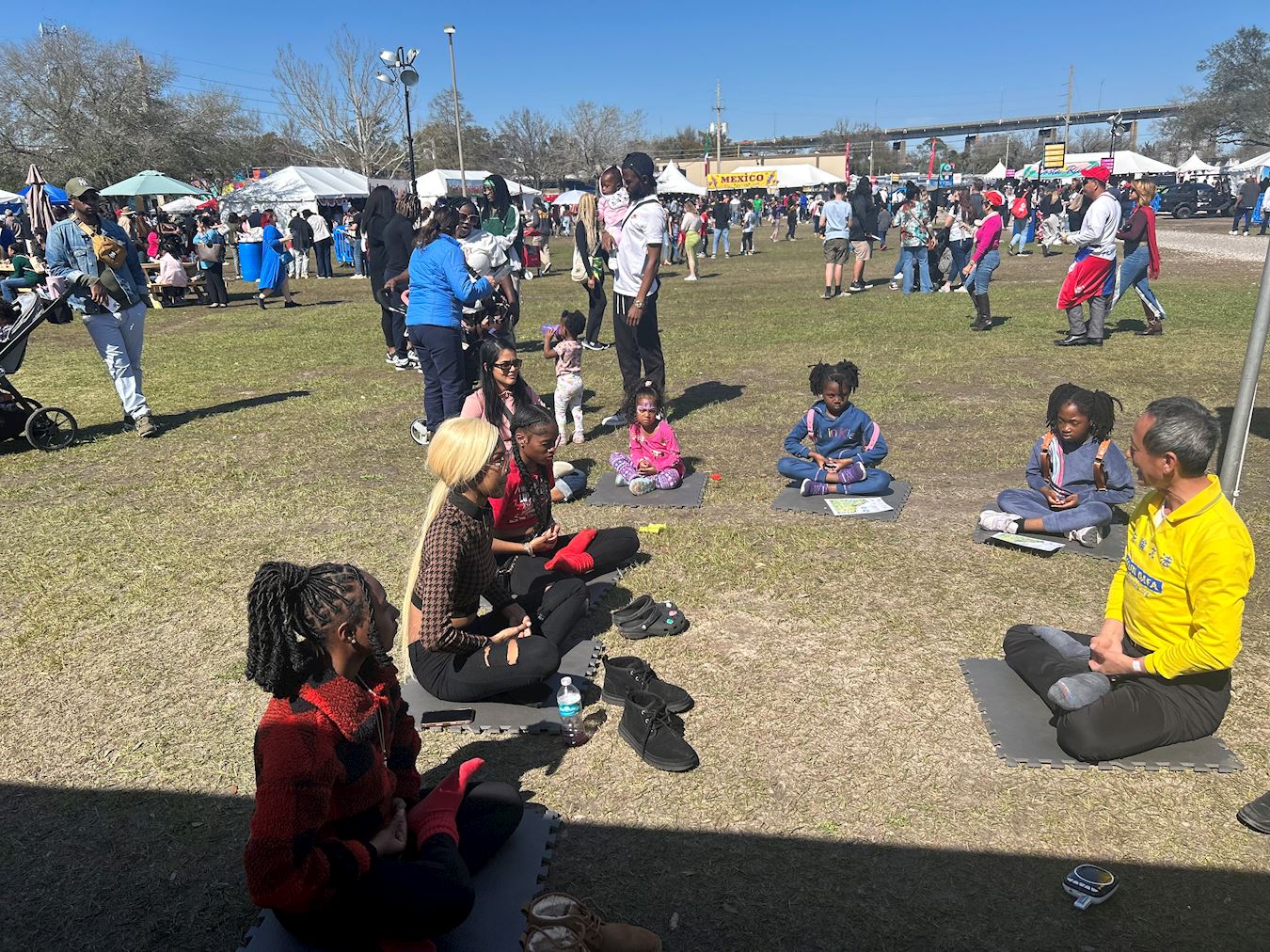 '图8:越来越多的游客加入修炼,坐垫都用完了。'