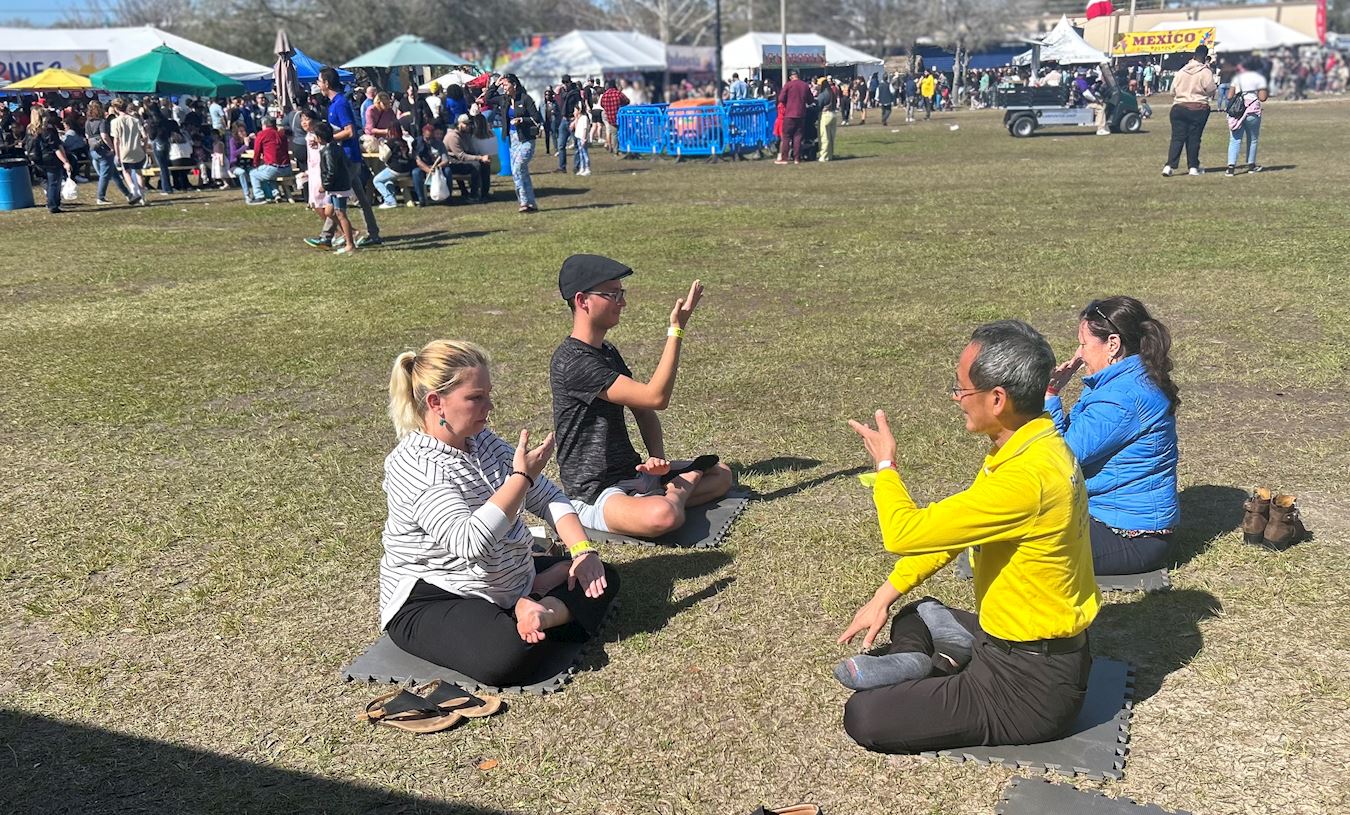 '图9:一对夫妇一起学习法轮大法的第五套功法-打坐。'