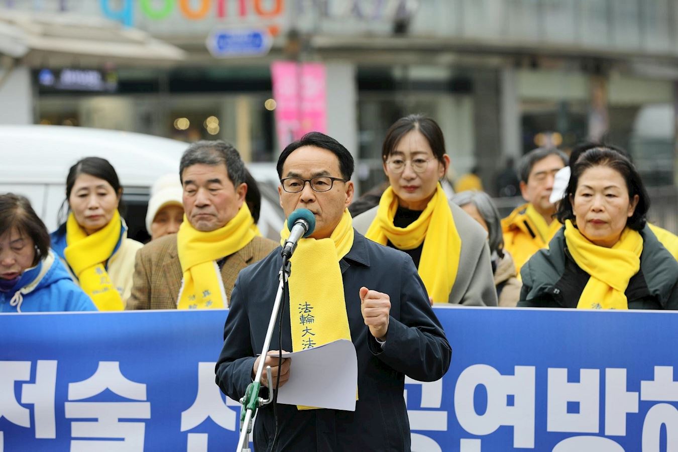 '图3:法轮大法佛学会秘书长吴世烈在新闻发布会上发言。'