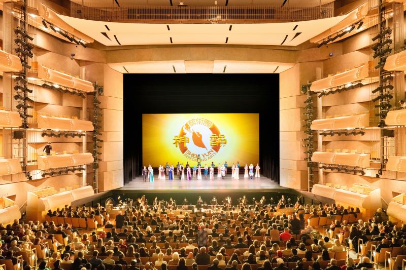 图3:二零二四年四月七日,神韵国际艺术团在加拿大多伦多四季表演艺术中心(Four Seasons Centre for the Performing Arts)的八天十场演出圆满落幕。(大纪元)