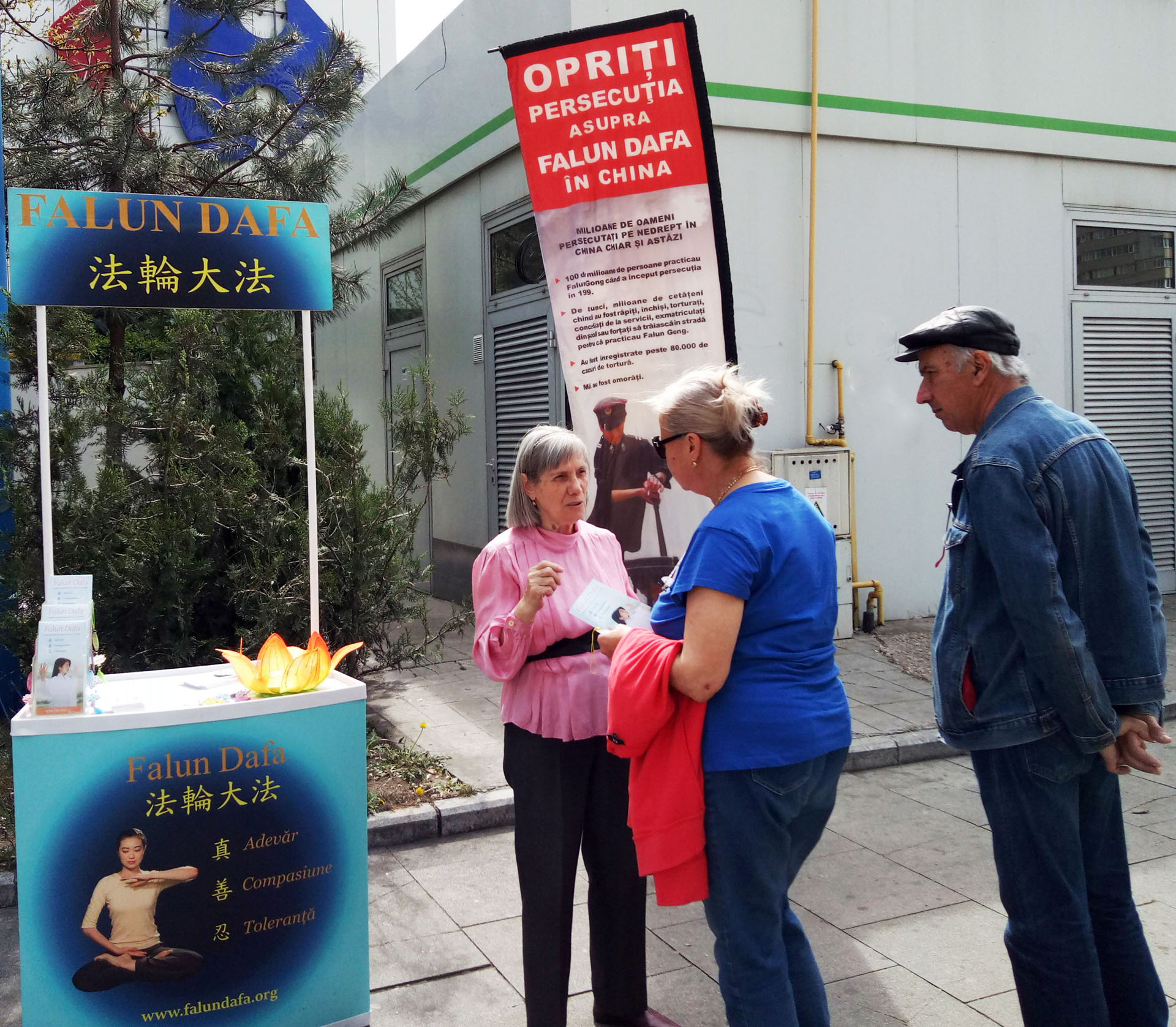 图1~2:二零二四年四月六日,罗马尼亚法轮功学员在首都布加勒斯特(Bucharest)的潘特利蒙区(Pantelimon District)设立真相展位,让人们了解法轮功真相。