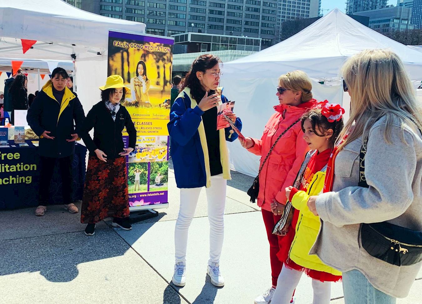 '图2~5:二零二四年四月十四日,法轮功学员参加了加拿大“土耳其国际儿童节”庆典。许多人来到法轮大法展位了解真相和学习功法。'