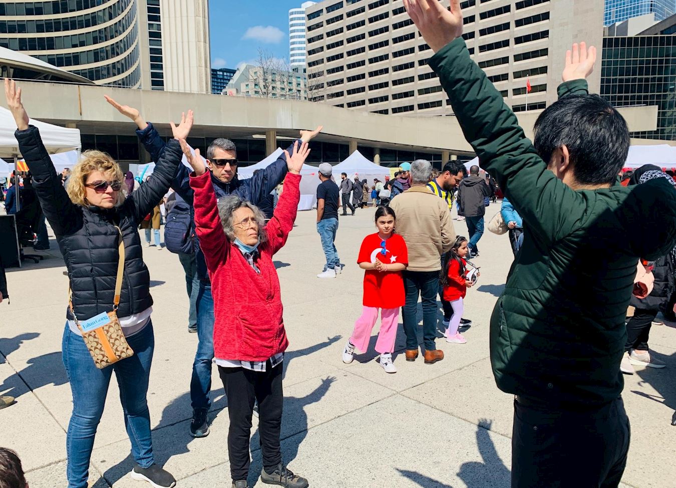 '图8:安娜(左一)在学功后,表示一回去就要报名参加网上法轮功学习班(LearnFalunGong.com)。'