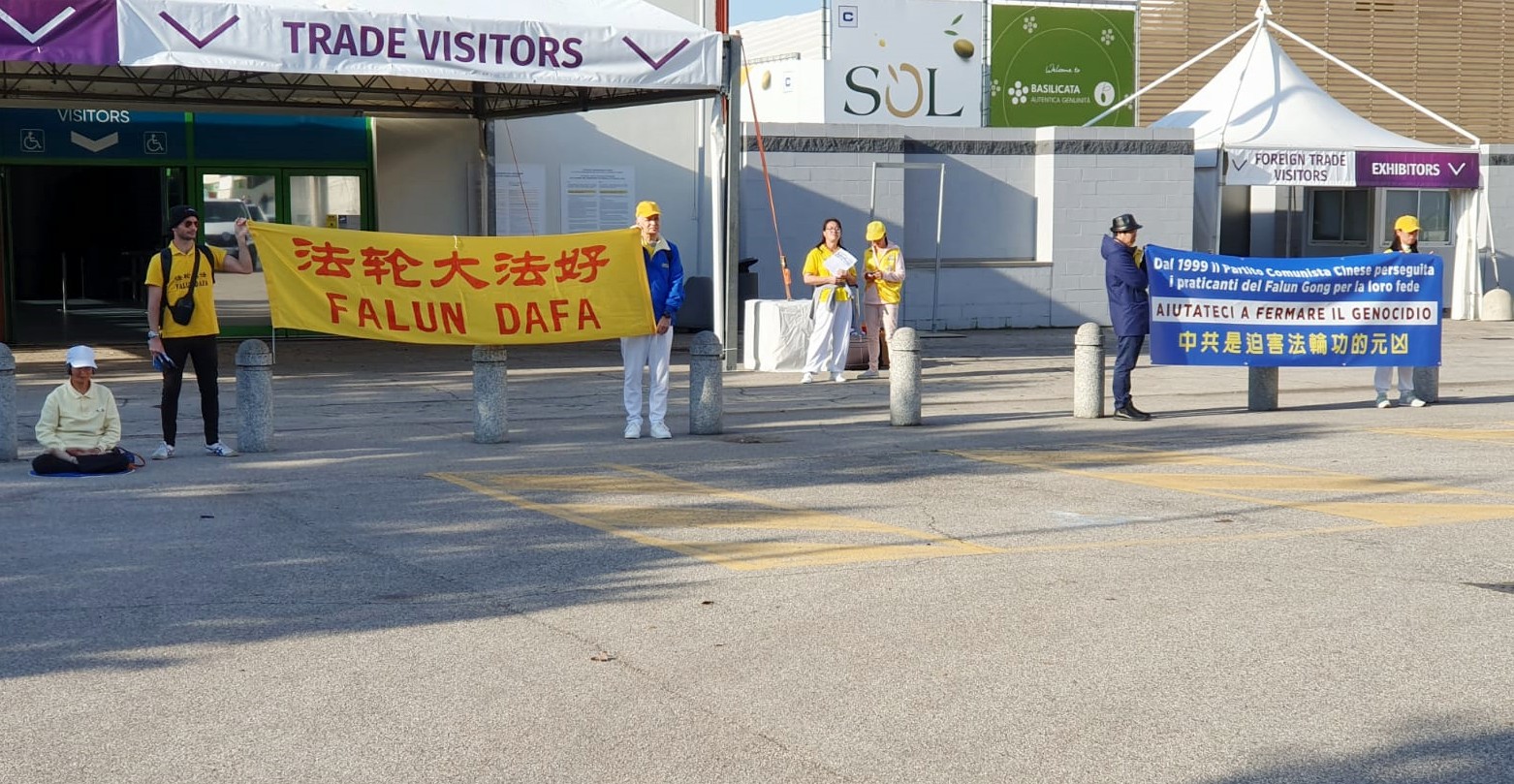 图9~10:中国代表团参加的维罗纳博览会会场外,学员展开真相横幅,向参加博览会的场内外人员揭露迫害真相。