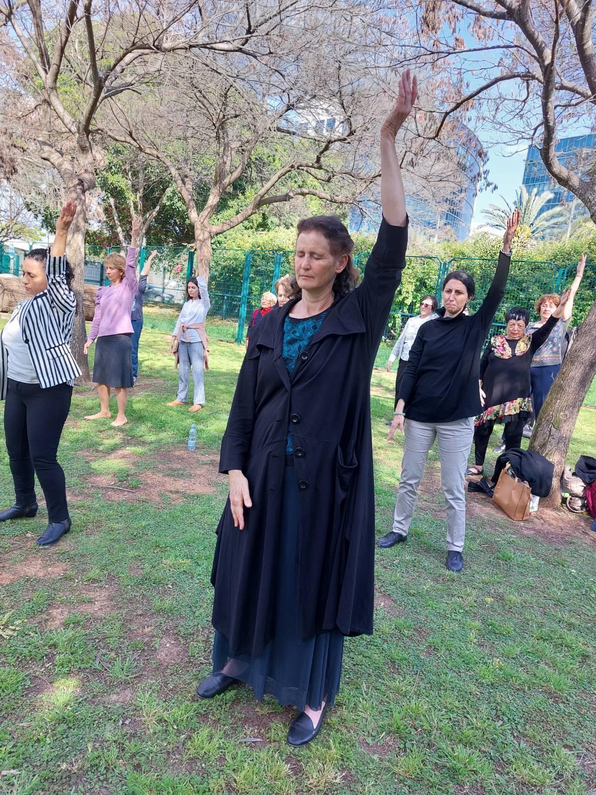 图4~5:第二十届以色列法轮大法修炼心得交流会结束后,学员们集体炼功。