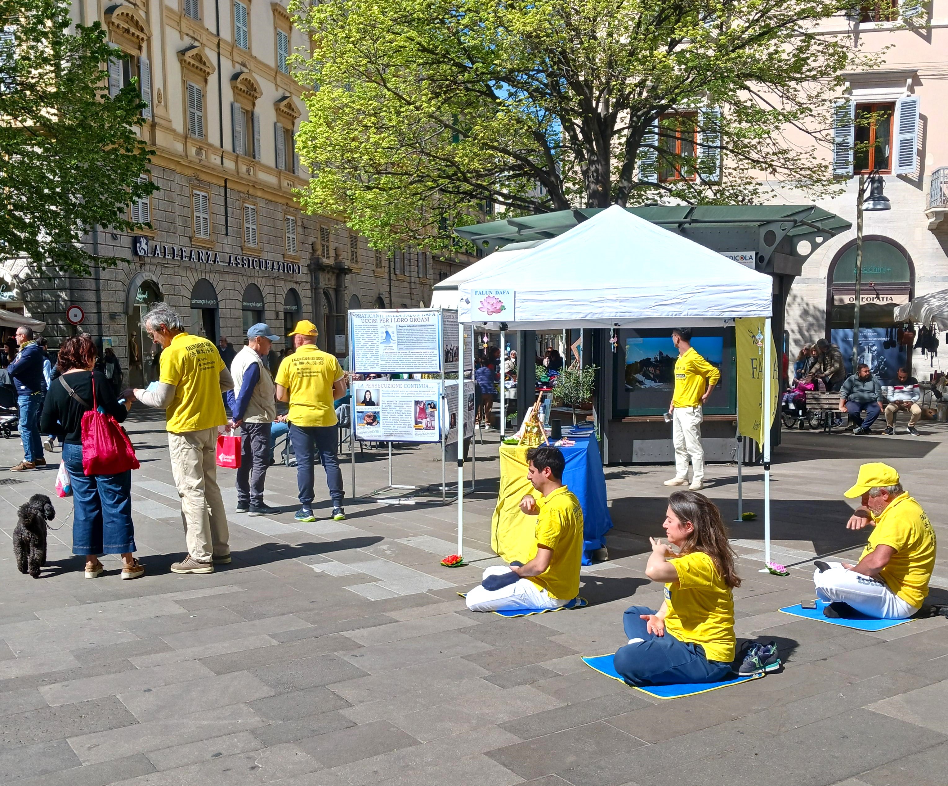 图1~2:意大利法轮功学员在安科纳(Ancona)市中心罗马广场开展弘法、炼功、讲真相活动。