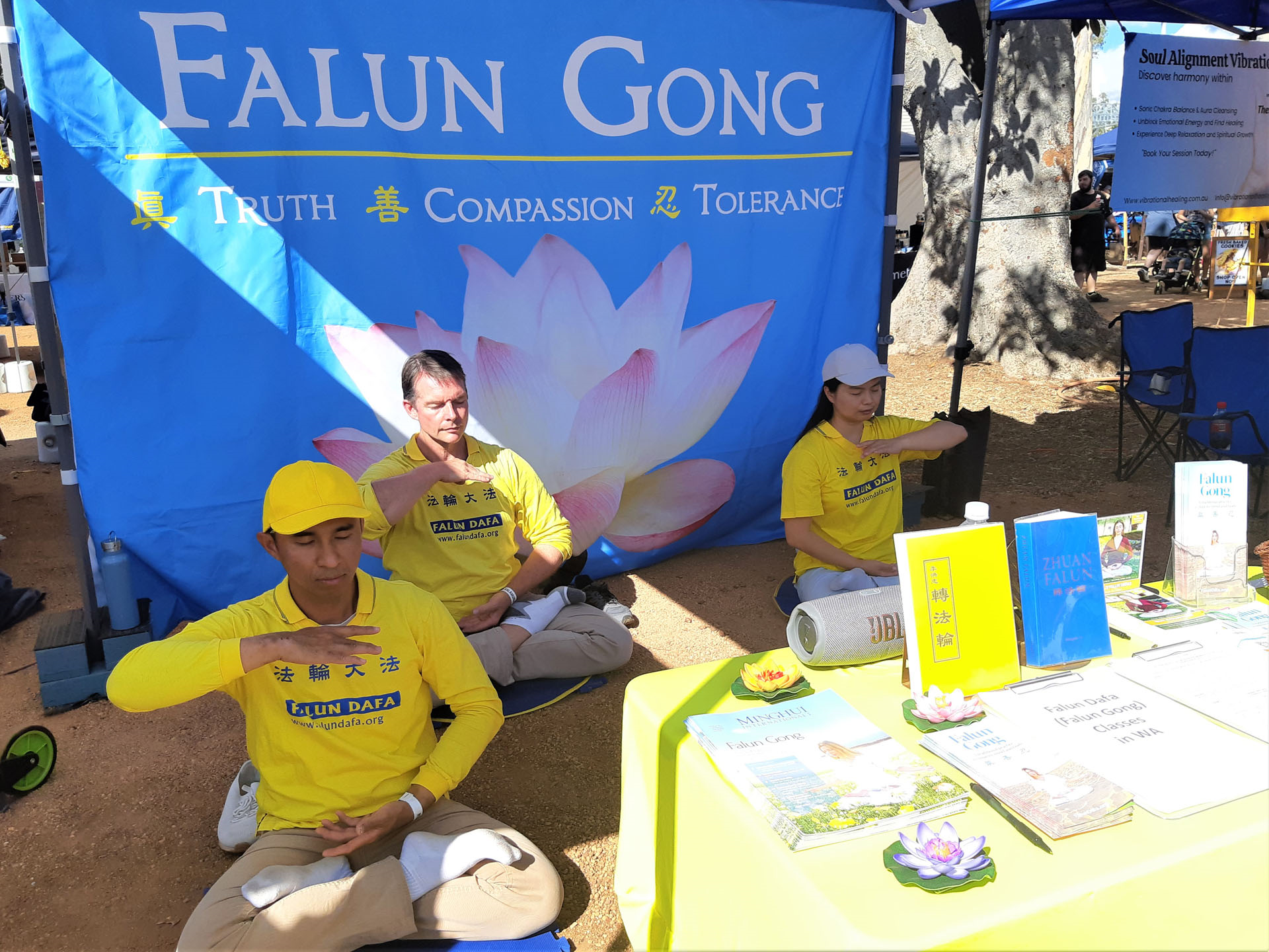 图1:在法轮大法展位上,学员们正在演示法轮功第五套功法——神通加持法。