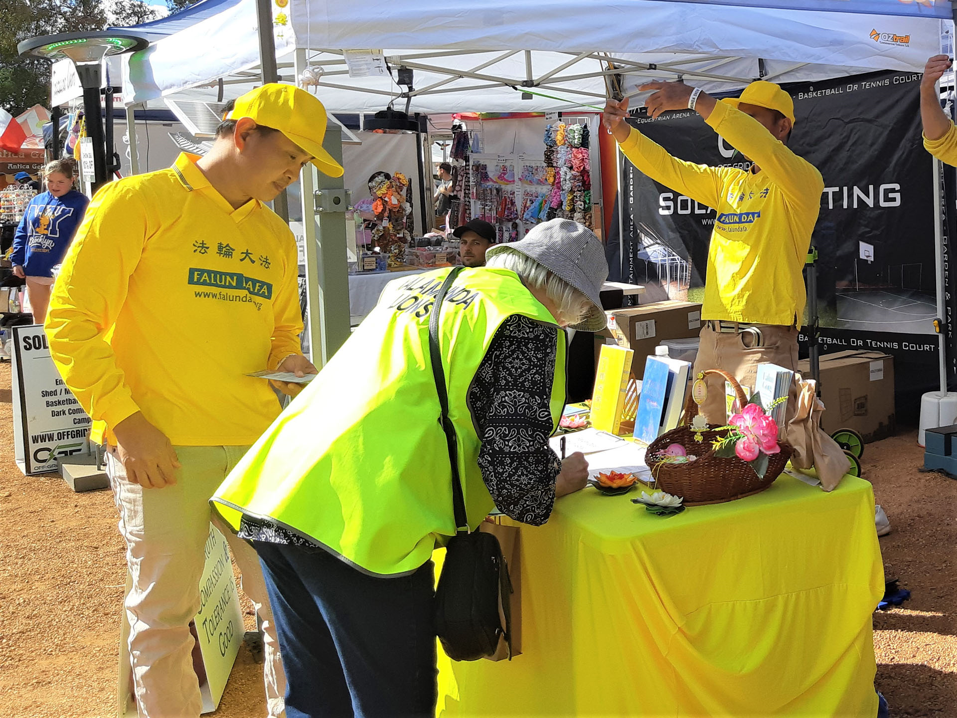 图7~8:人们在反迫害征签表上签名,反对中共迫害法轮功。