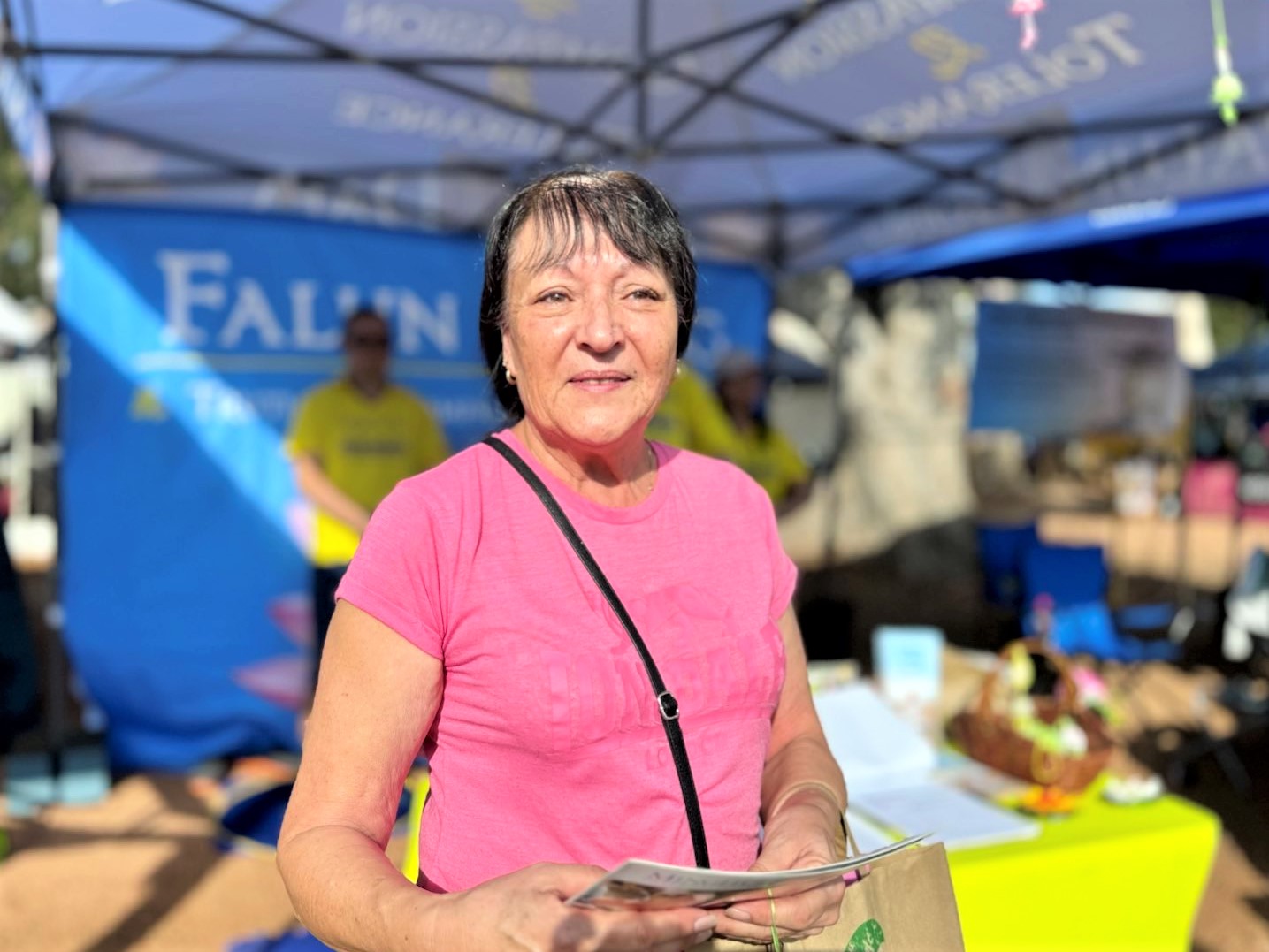 图10:玛丽(Marie)被法轮功学员的功法展示所吸引。