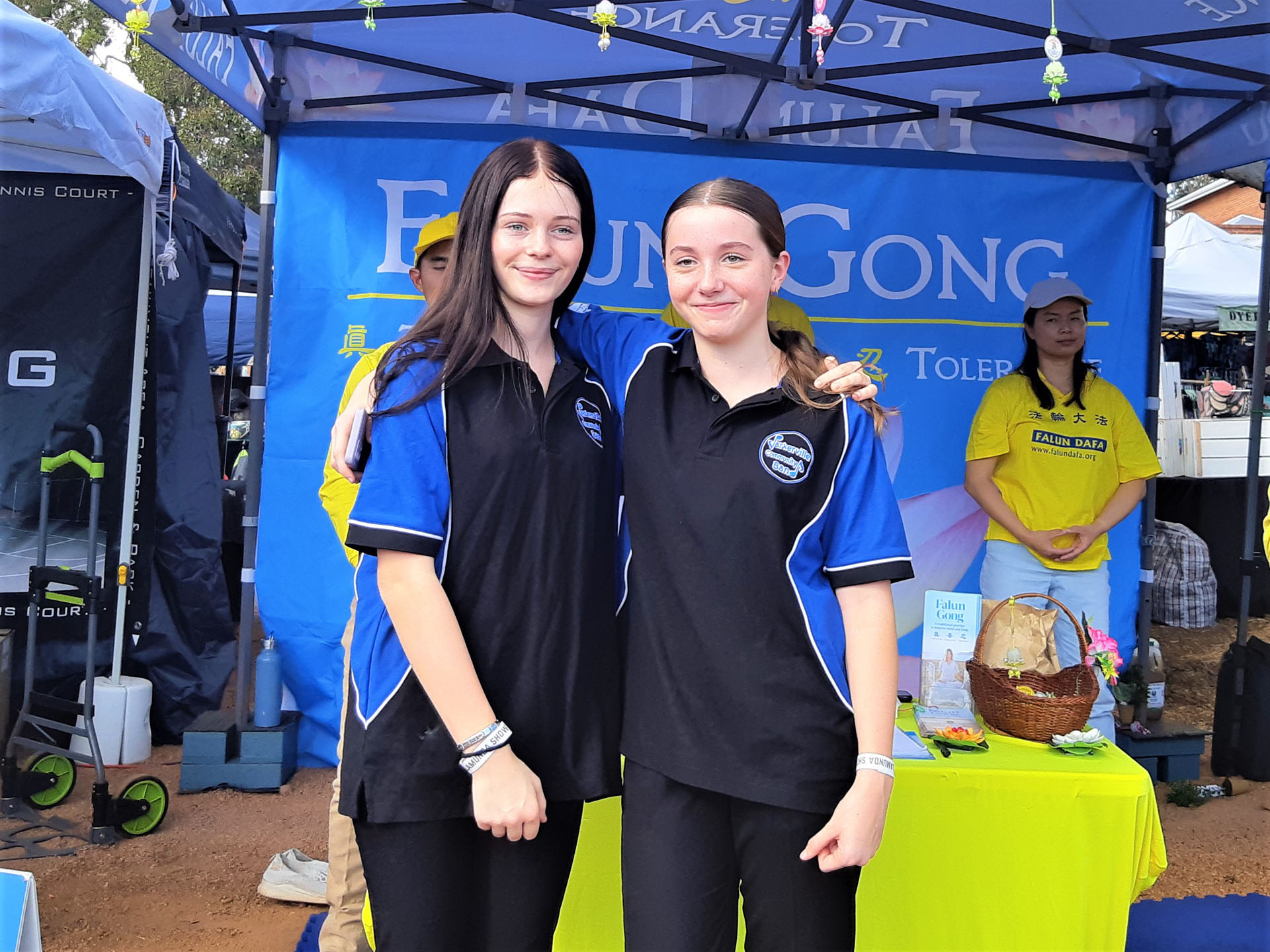 图11:佩内洛普·布莱斯(Penelope Blyth)(左)和朋友莱妮·特纳(Leni Turner)在法轮功展位上。