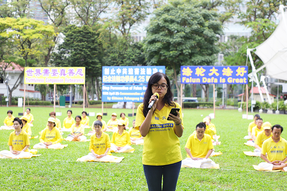 图1:法轮佛学会代表黄女士介绍“四·二五”和平上访真相。