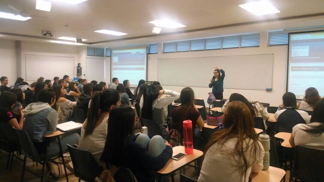 '图1:法轮功学员播放幻灯片,向学生介绍中共活摘法轮功学员器官的罪行,以及“反强摘器官医生组织(DAFOH)”为唤起人们关注所做的努力。'