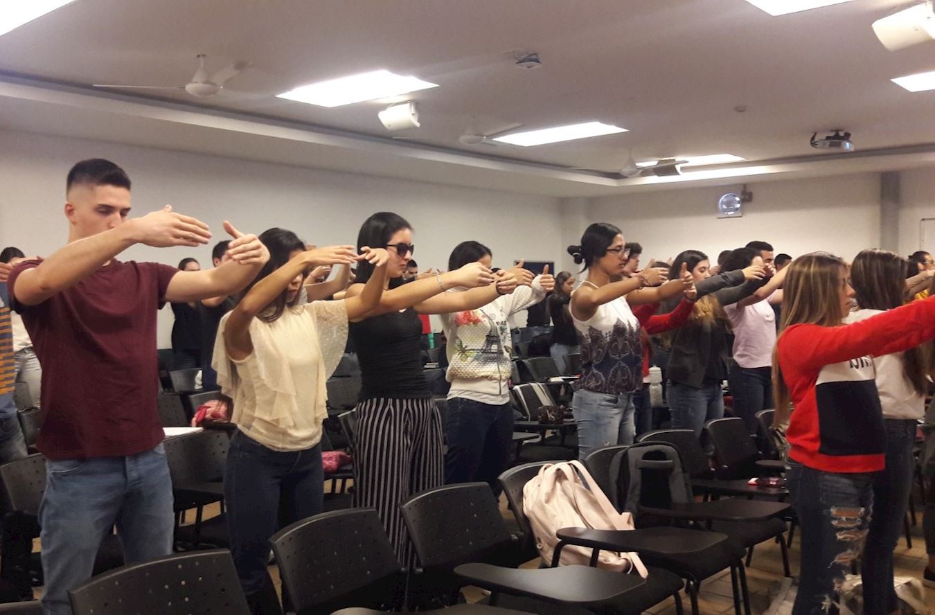 '图2~3:不同班级的学生们学炼法轮大法第二套功法。'