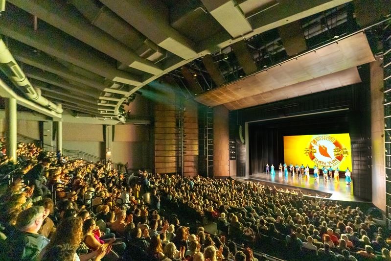'图2:二零二四年四月十四日,神韵北美艺术团在芝加哥三场演出落幕。至此神韵在大芝加哥地区的十三场演出完美落幕。(大纪元)'