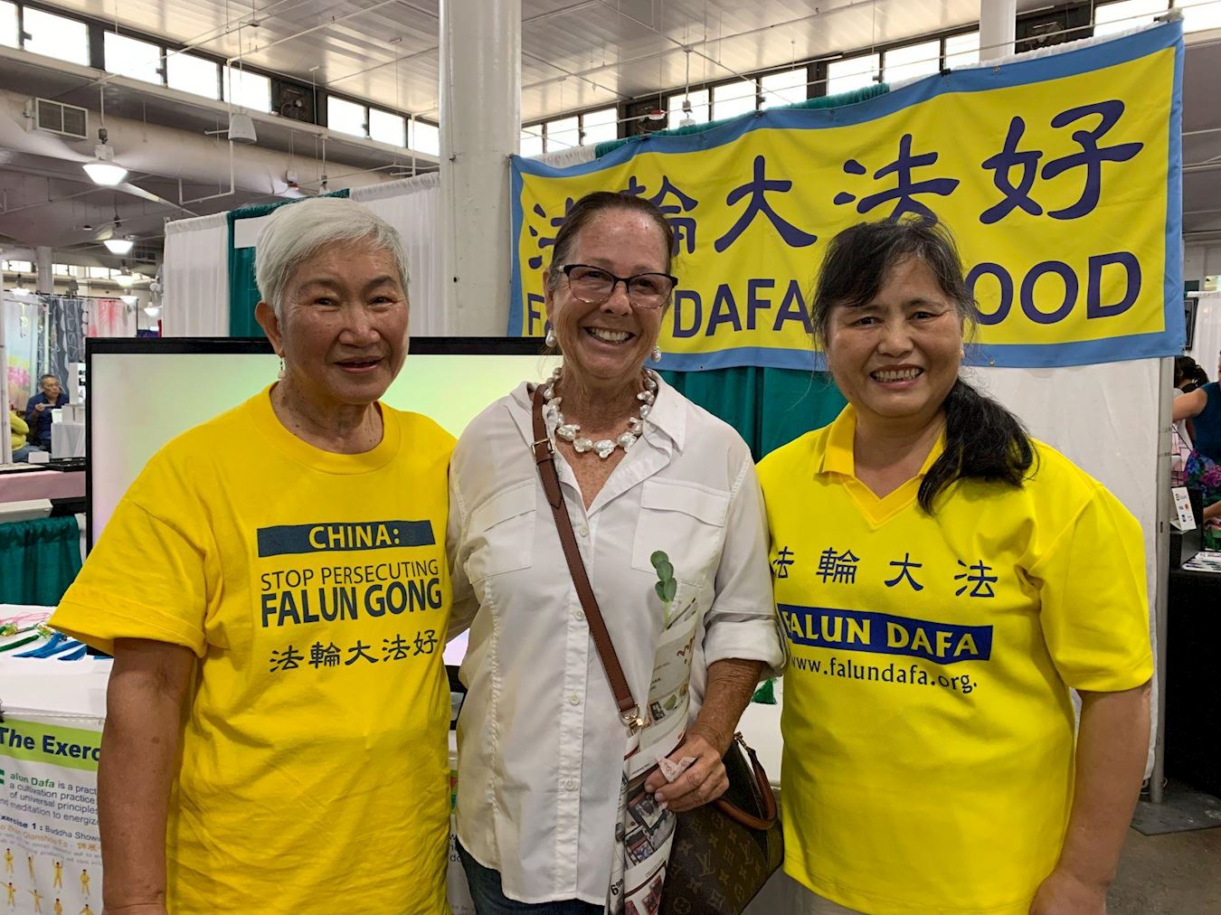 '图4:Leslie(中)与法轮功学员一起合影'