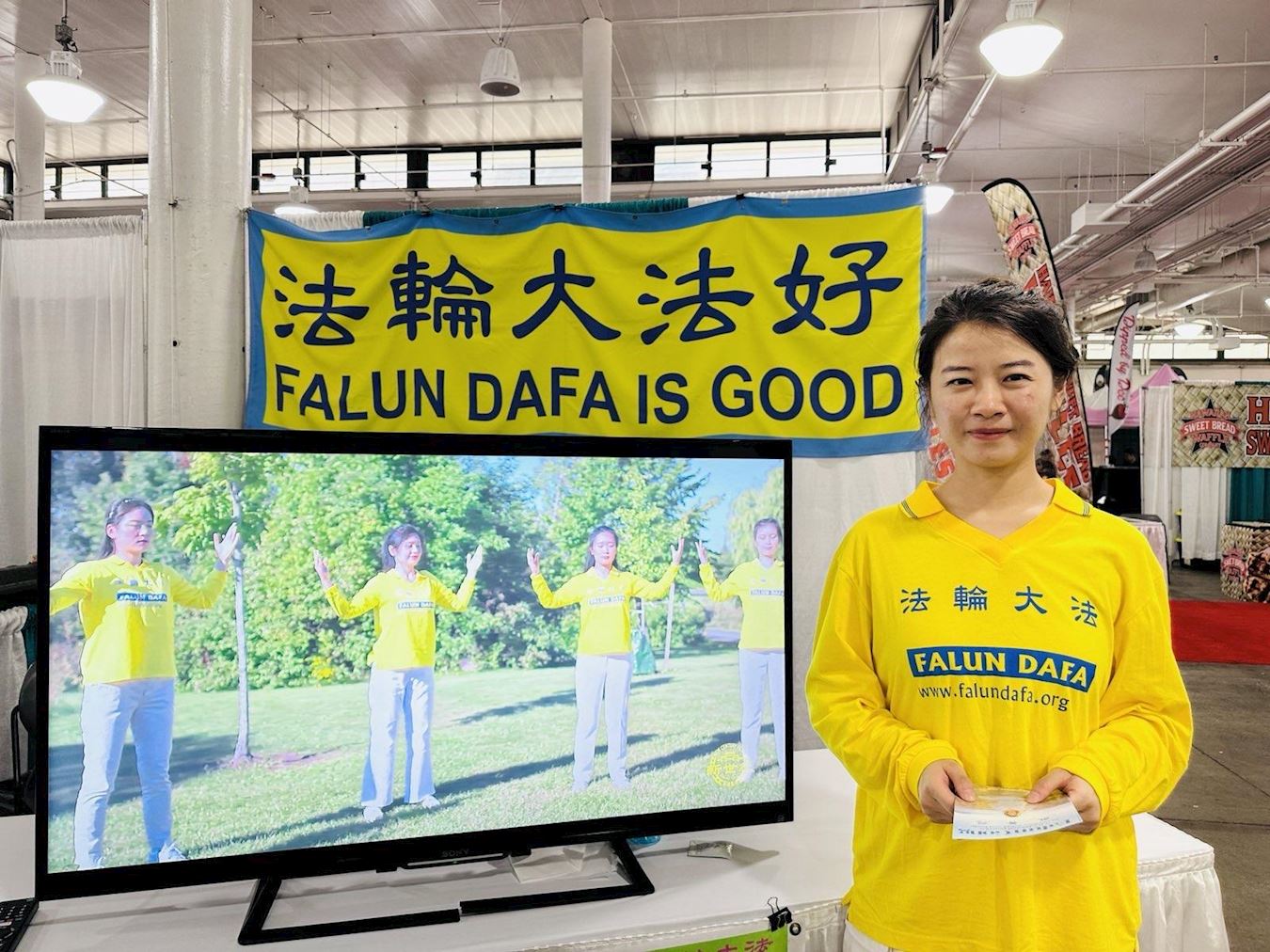 '图5:八零后青年弟子在真相展位前'